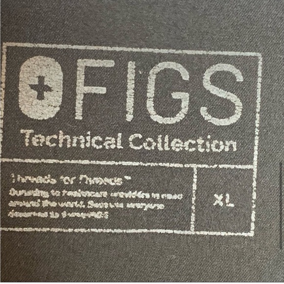 FIGS Black Casma™ Three-Pocket Scrub Top - Picture 4 of 4